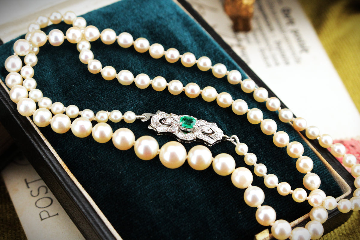 Pearl necklace, with graduated cultured pearls, clasp with emerald and  rose-cut diamonds. - Bukowskis