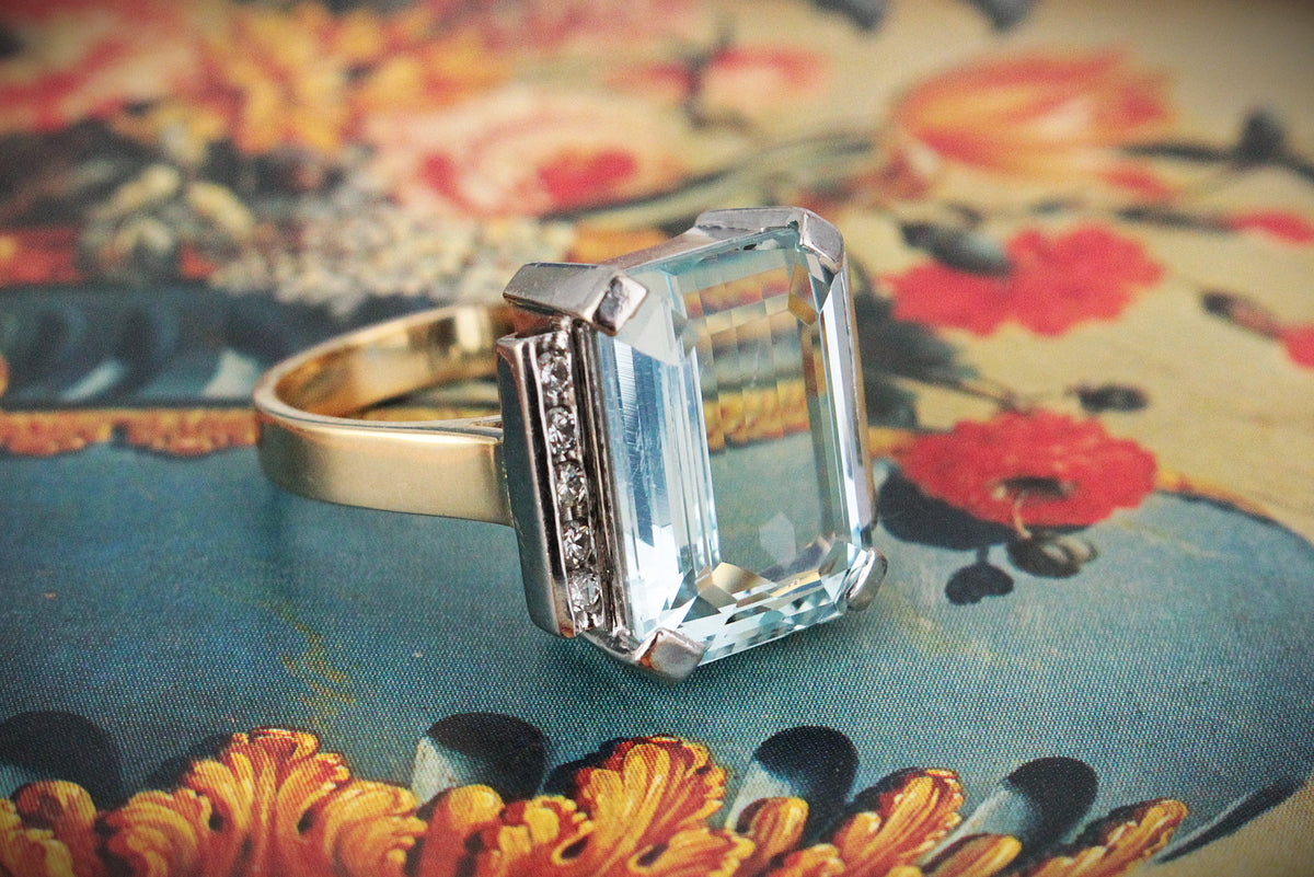 VINTAGE c1980s AQUAMARINE AND DIAMOND RING 18ct GOLD