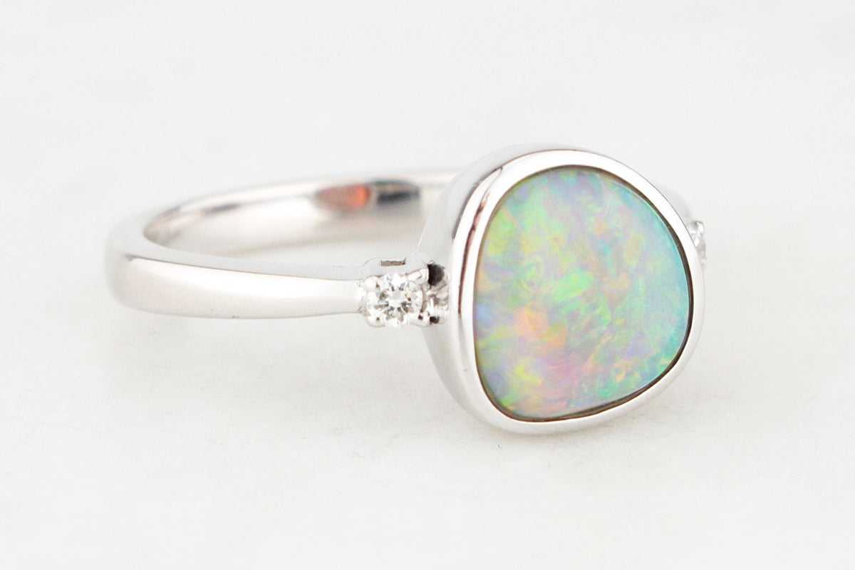 VINTAGE SOLID OPAL &amp; DIAMOND RING 14ct WHITE GOLD