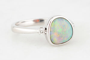 VINTAGE SOLID OPAL & DIAMOND RING 14ct WHITE GOLD