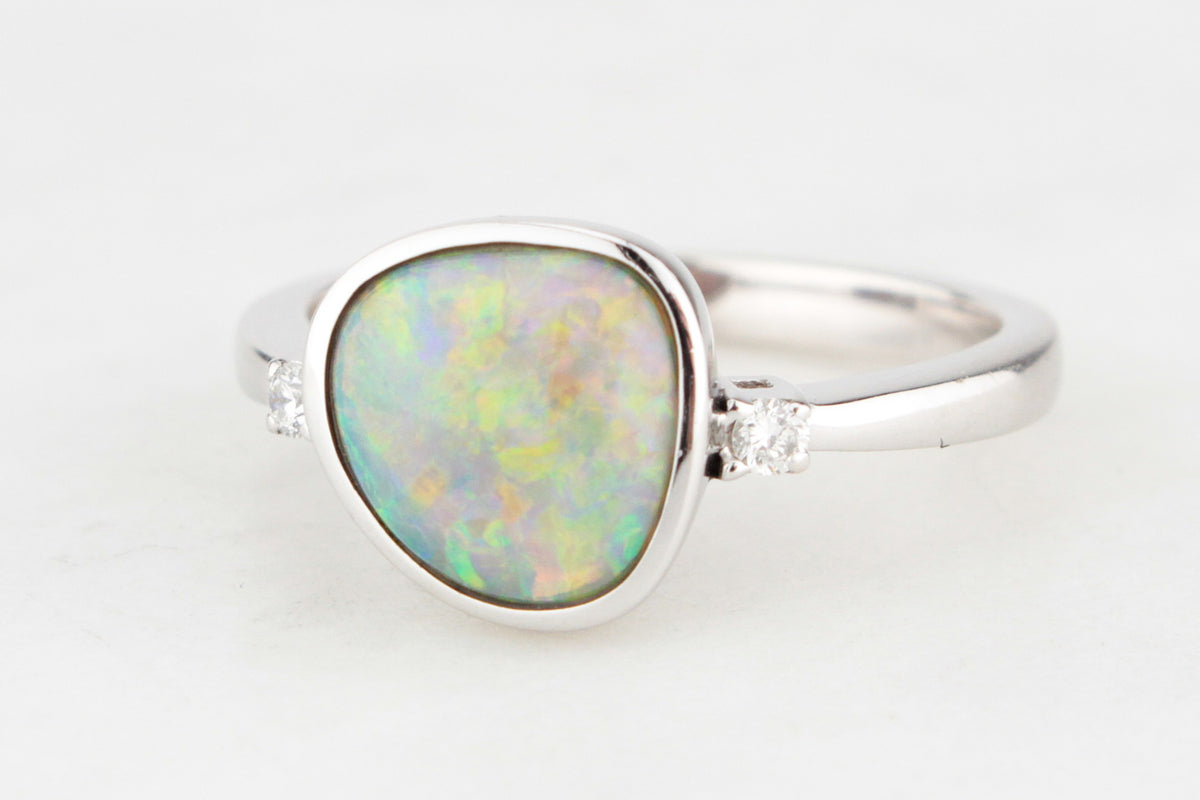 VINTAGE SOLID OPAL &amp; DIAMOND RING 14ct WHITE GOLD