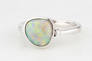 VINTAGE SOLID OPAL & DIAMOND RING 14ct WHITE GOLD