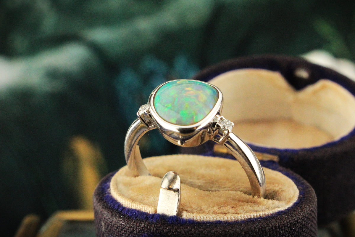 VINTAGE SOLID OPAL &amp; DIAMOND RING 14ct WHITE GOLD