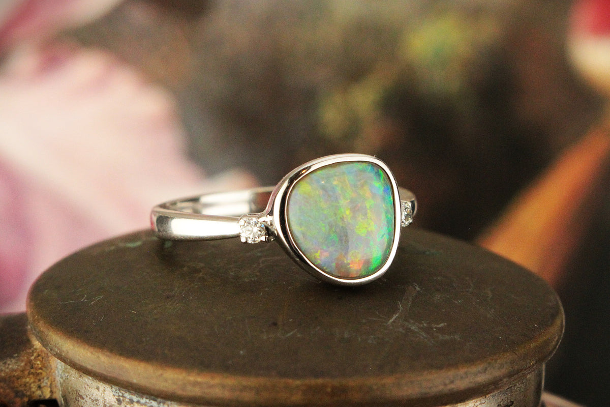VINTAGE SOLID OPAL &amp; DIAMOND RING 14ct WHITE GOLD
