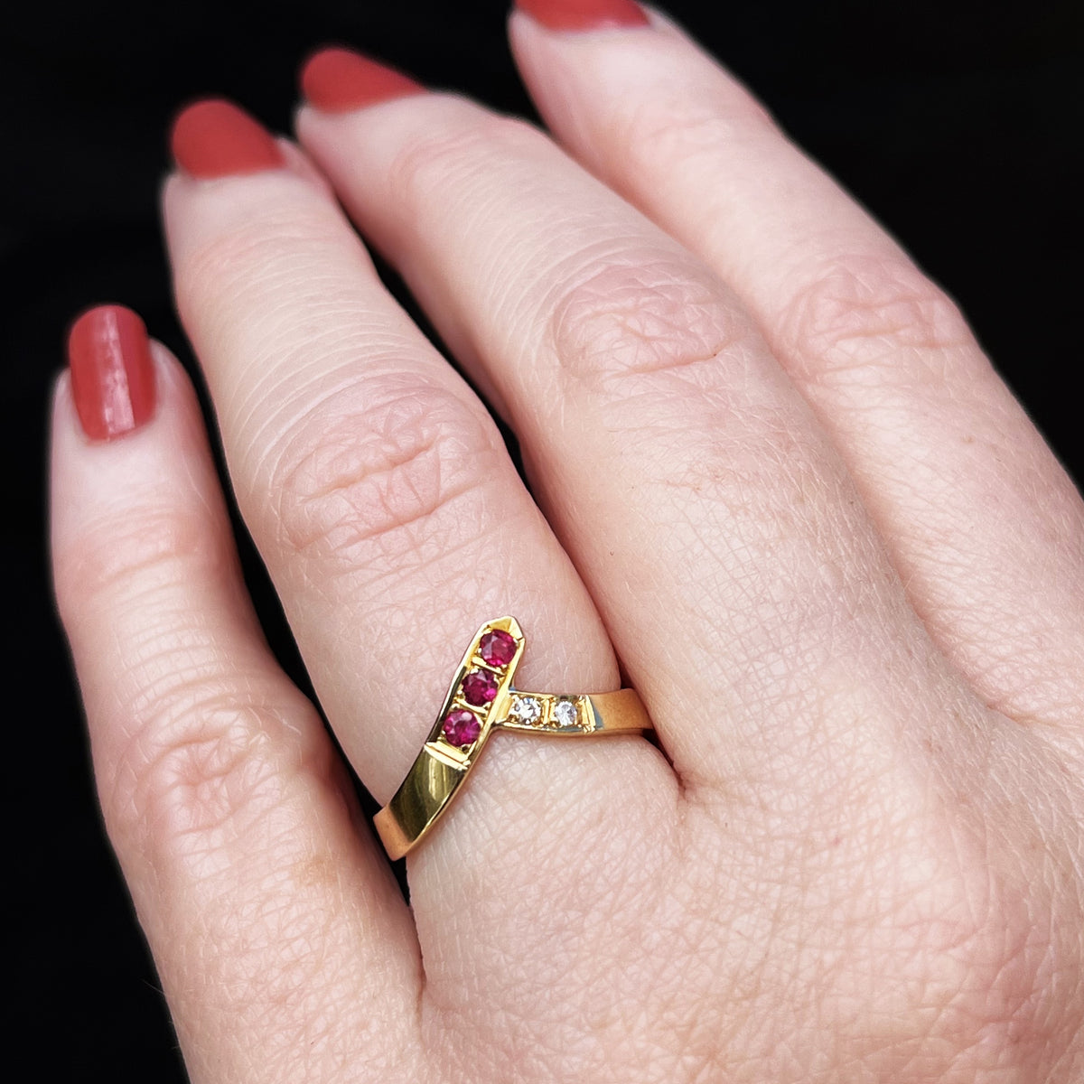VINTAGE RUBY &amp; DIAMOND CHEVRON BAND 18ct GOLD
