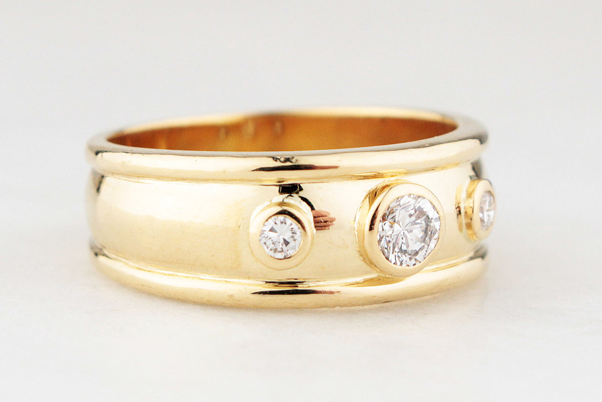 MODERN DIAMOND SET BAND RING 18ct GOLD