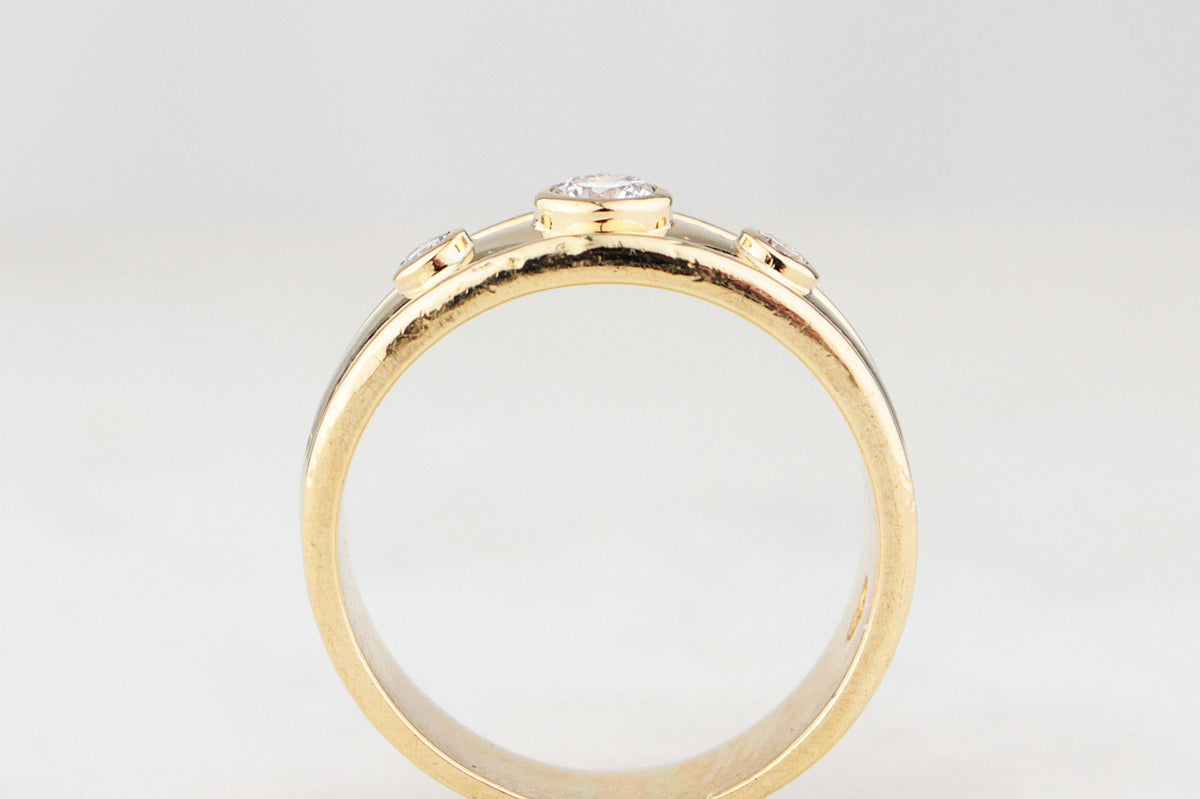 MODERN DIAMOND SET BAND RING 18ct GOLD