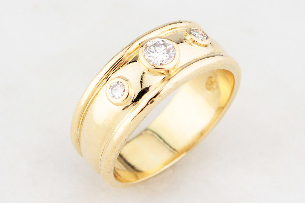 MODERN DIAMOND SET BAND RING 18ct GOLD