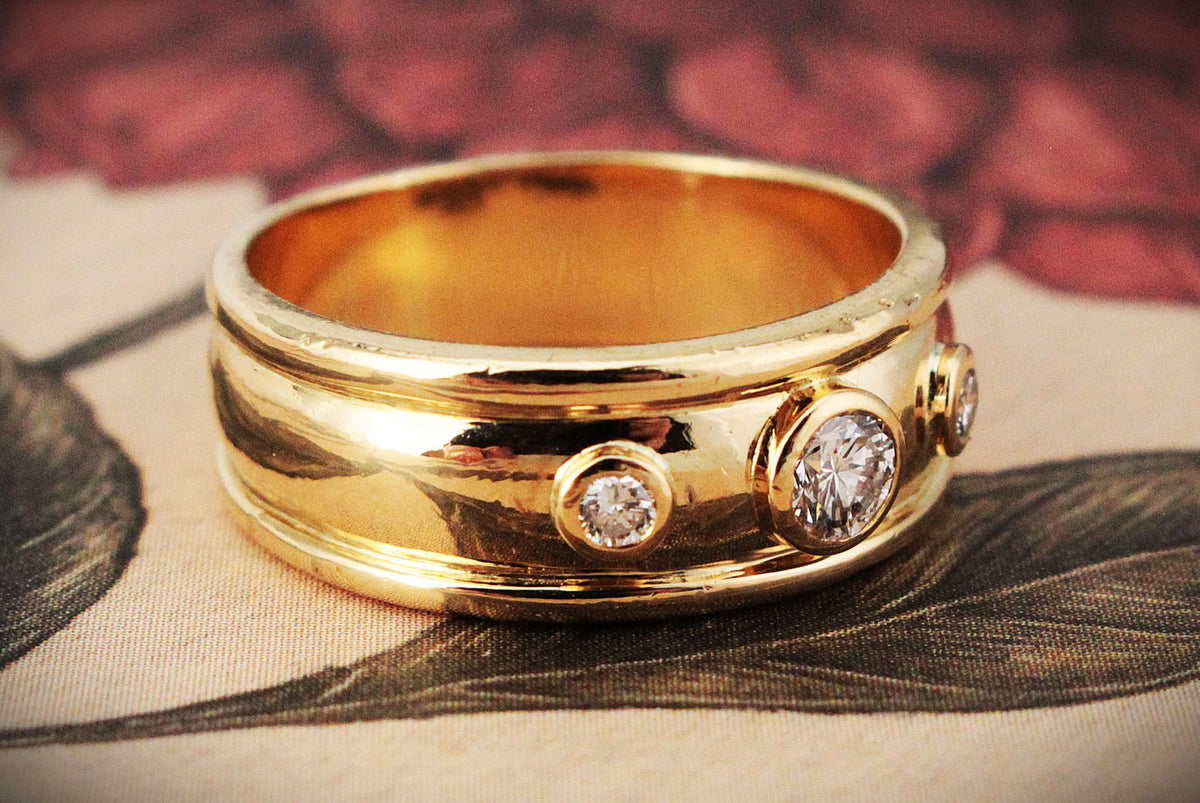 MODERN DIAMOND SET BAND RING 18ct GOLD