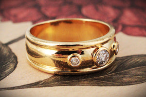 MODERN DIAMOND SET BAND RING 18ct GOLD