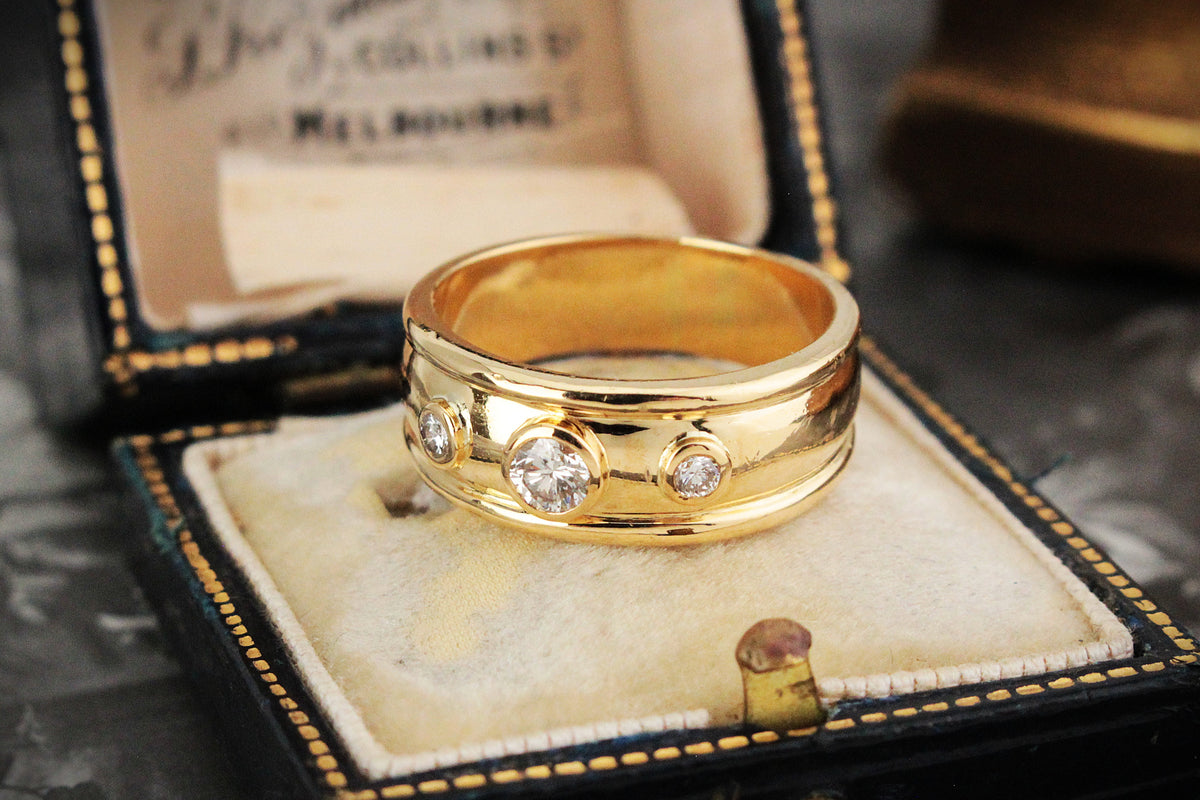 MODERN DIAMOND SET BAND RING 18ct GOLD