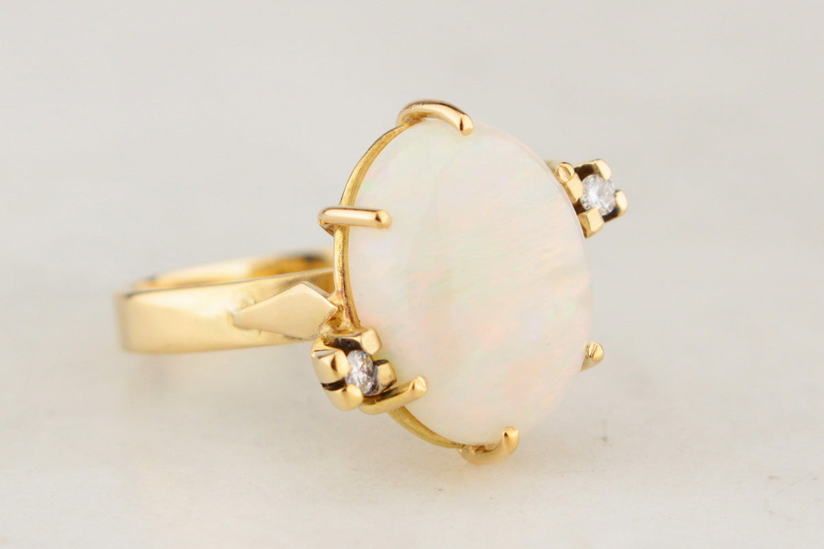 VINTAGE MID CENTURY SOLID OPAL & DIAMOND RING 18ct GOLD