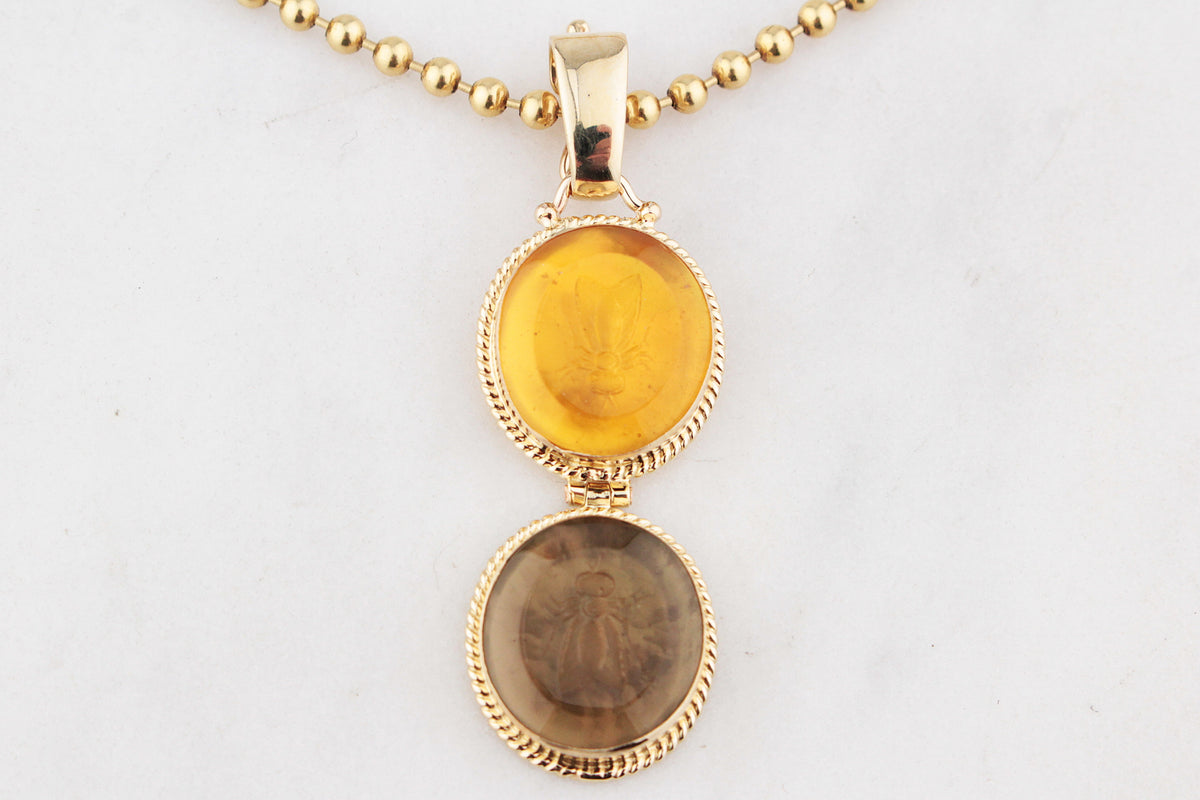 VINTAGE ITALIAN GLASS BEE INTAGLIO PENDANT 14ct GOLD