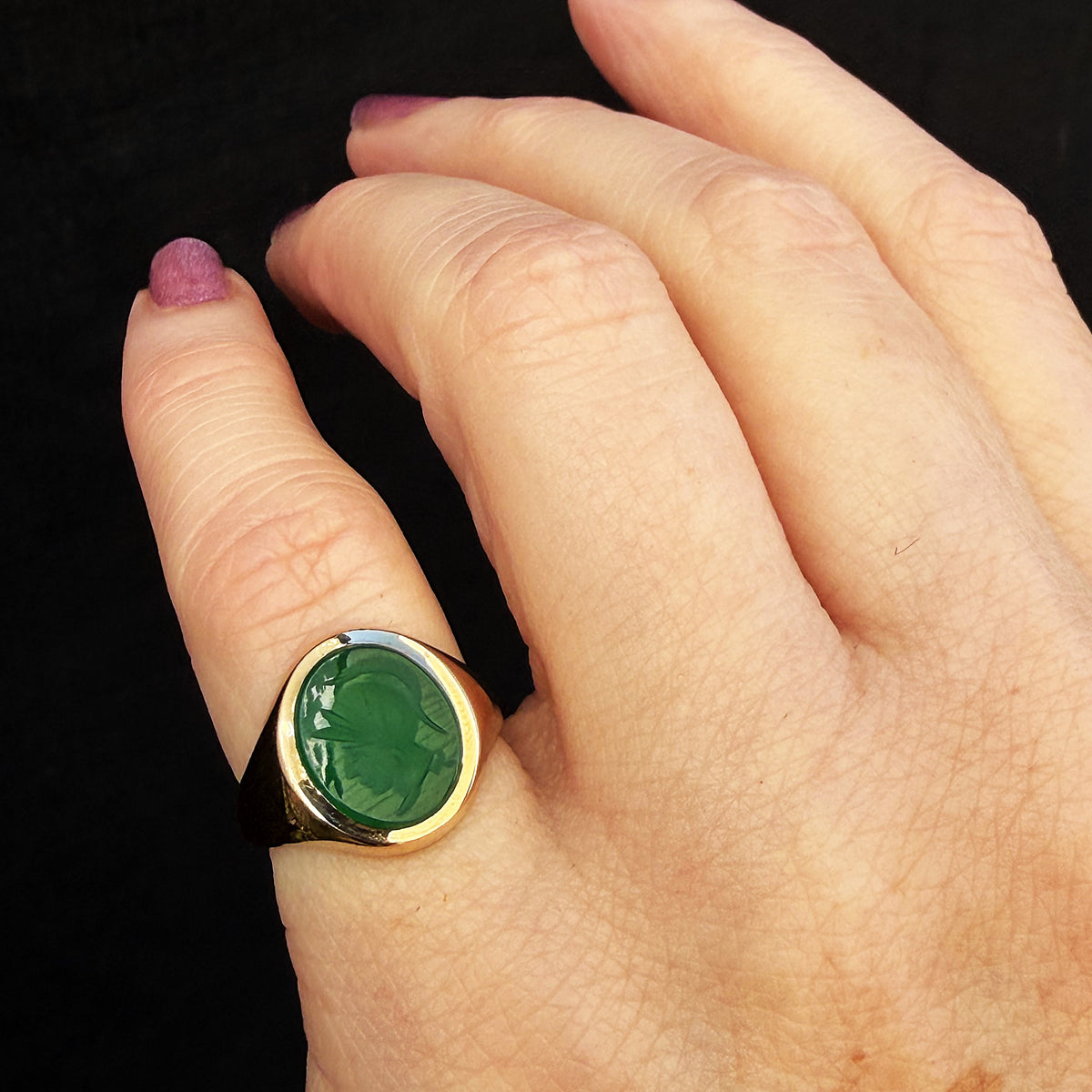 MID-CENTURY CHALCEDONY INTAGLIO RING 9ct GOLD