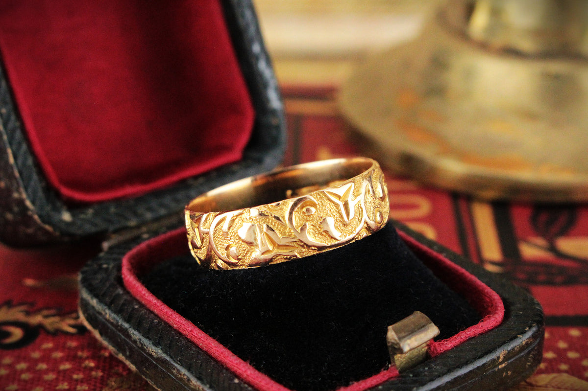 ANTIQUE EDWARDIAN ETCHED 6.17mm BAND 18ct GOLD