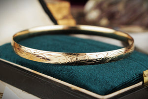MODERN ETCHED BANGLE 9ct YELLOW GOLD