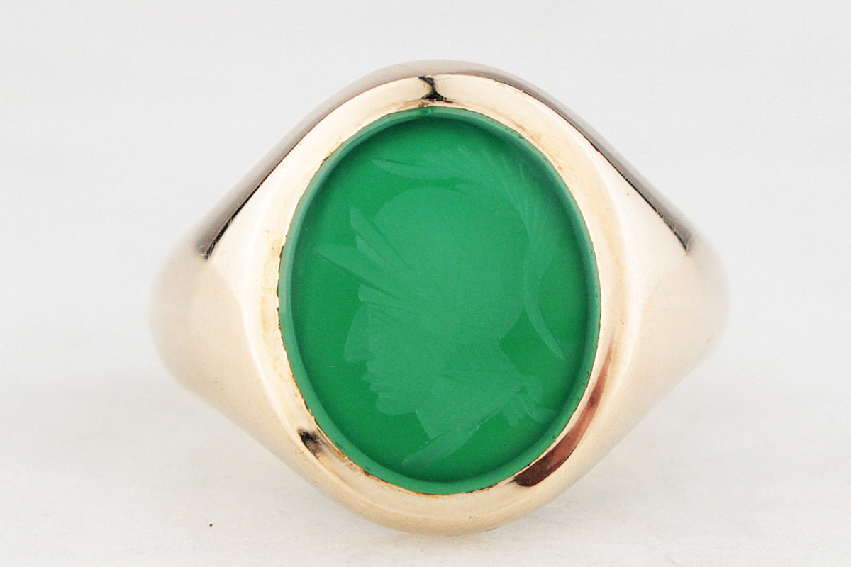 MID-CENTURY CHALCEDONY INTAGLIO RING 9ct GOLD