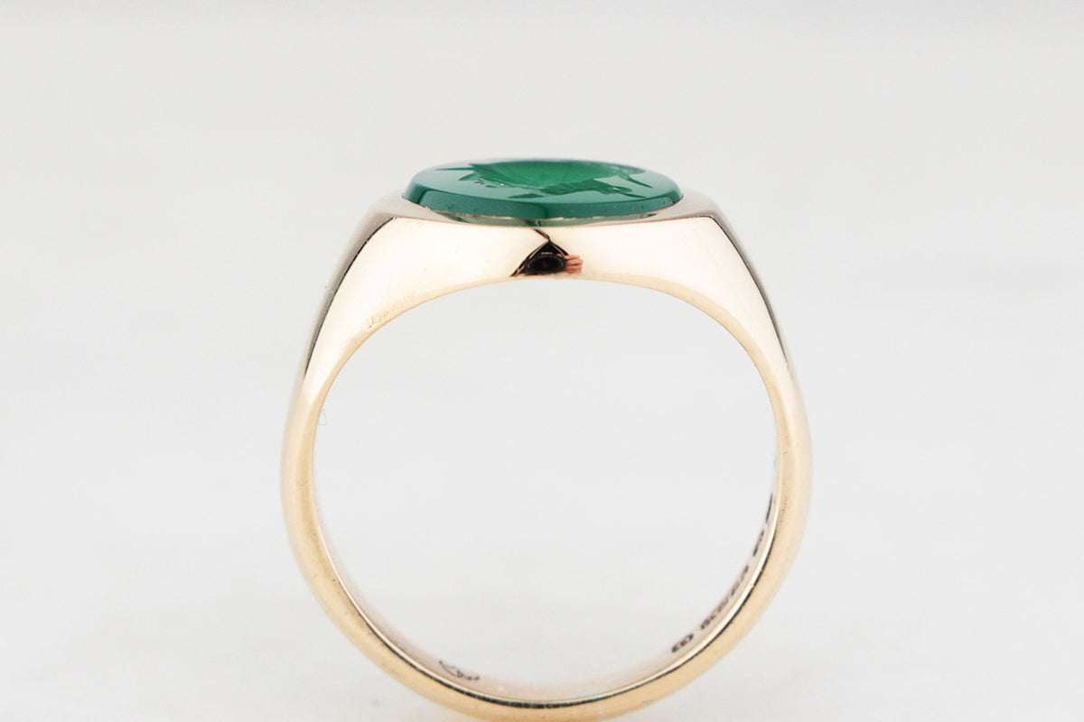 MID-CENTURY CHALCEDONY INTAGLIO RING 9ct GOLD