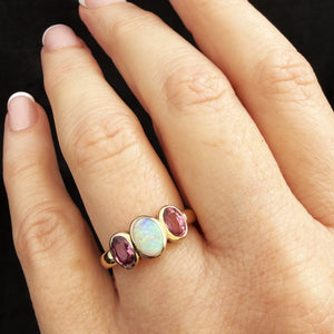 VINTAGE 1995 SOLID OPAL & SPINEL RING 9ct GOLD