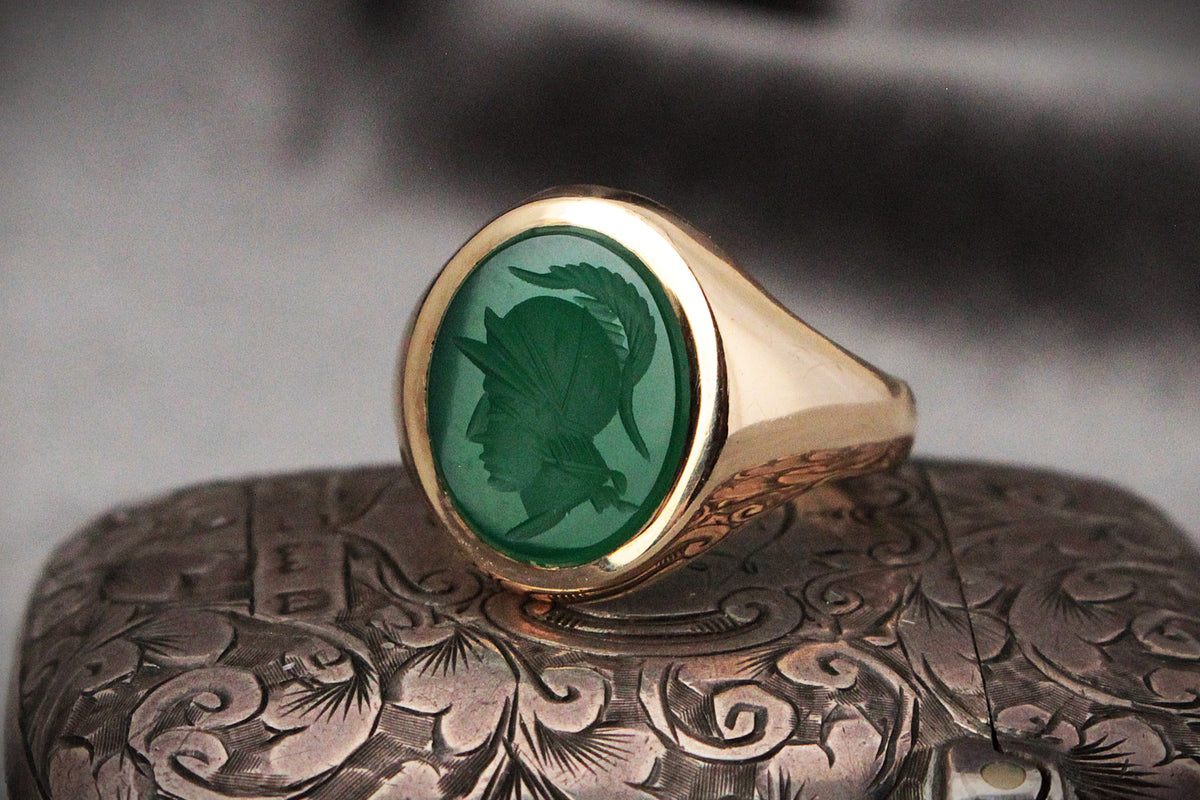 MID-CENTURY CHALCEDONY INTAGLIO RING 9ct GOLD