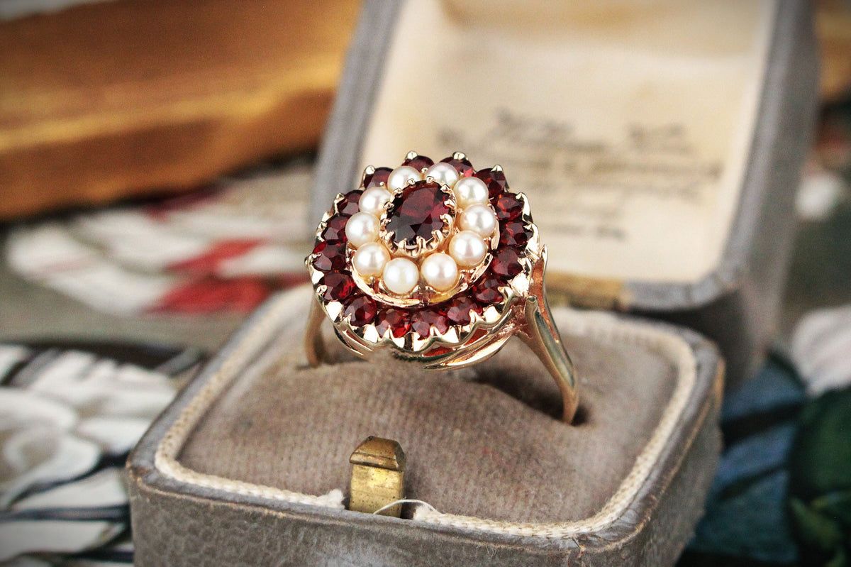 VINTAGE MID-CENTURY GARNET &amp; PEARL RING 9ct GOLD