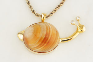 VINTAGE c1940 BANDED AGATE & DIAMOND SNAIL PENDANT 18ct YELLOW GOLD