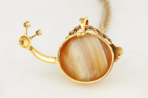 VINTAGE c1940 BANDED AGATE & DIAMOND SNAIL PENDANT 18ct YELLOW GOLD