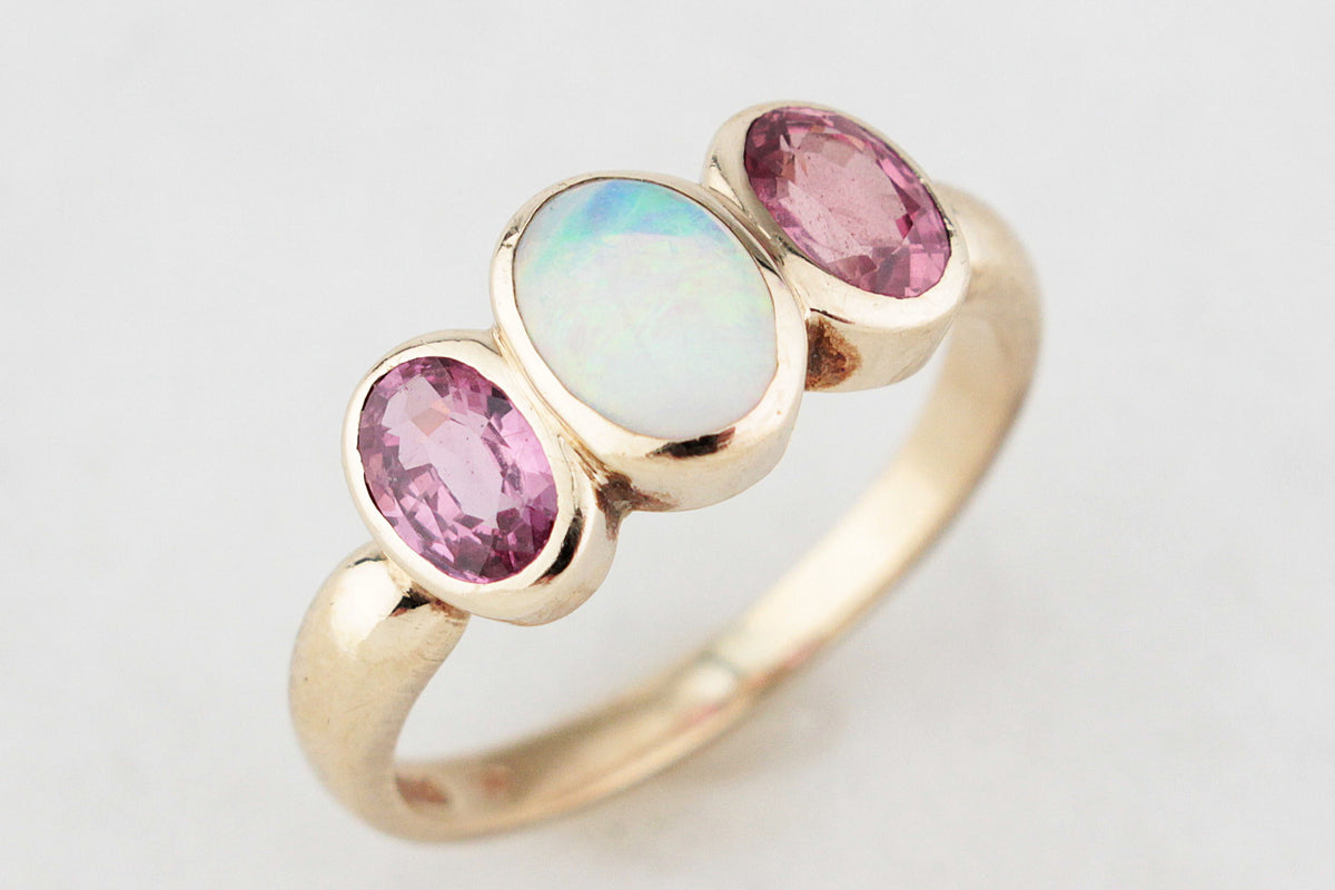 VINTAGE 1995 SOLID OPAL & SPINEL RING 9ct GOLD