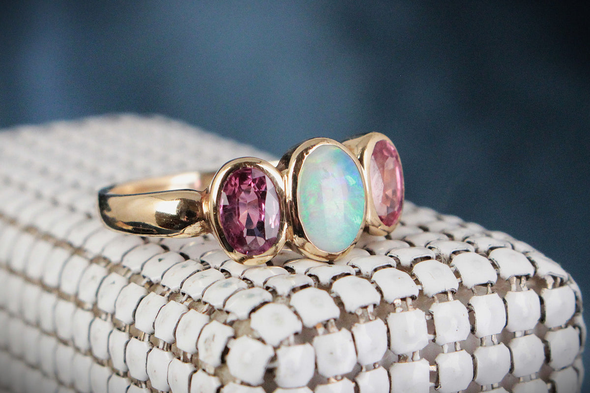 VINTAGE 1995 SOLID OPAL & SPINEL RING 9ct GOLD