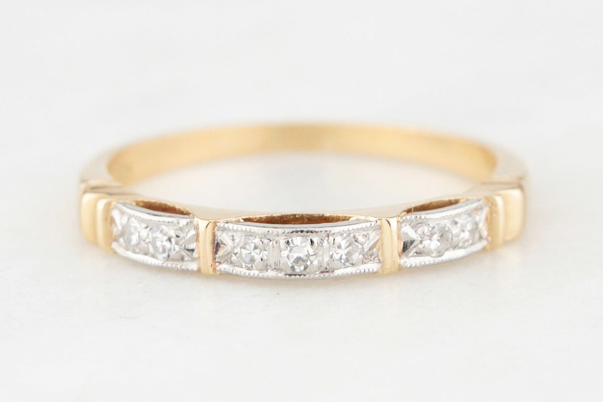 ANTIQUE c1920 ART DECO DIAMOND BAND IN 18ct GOLD