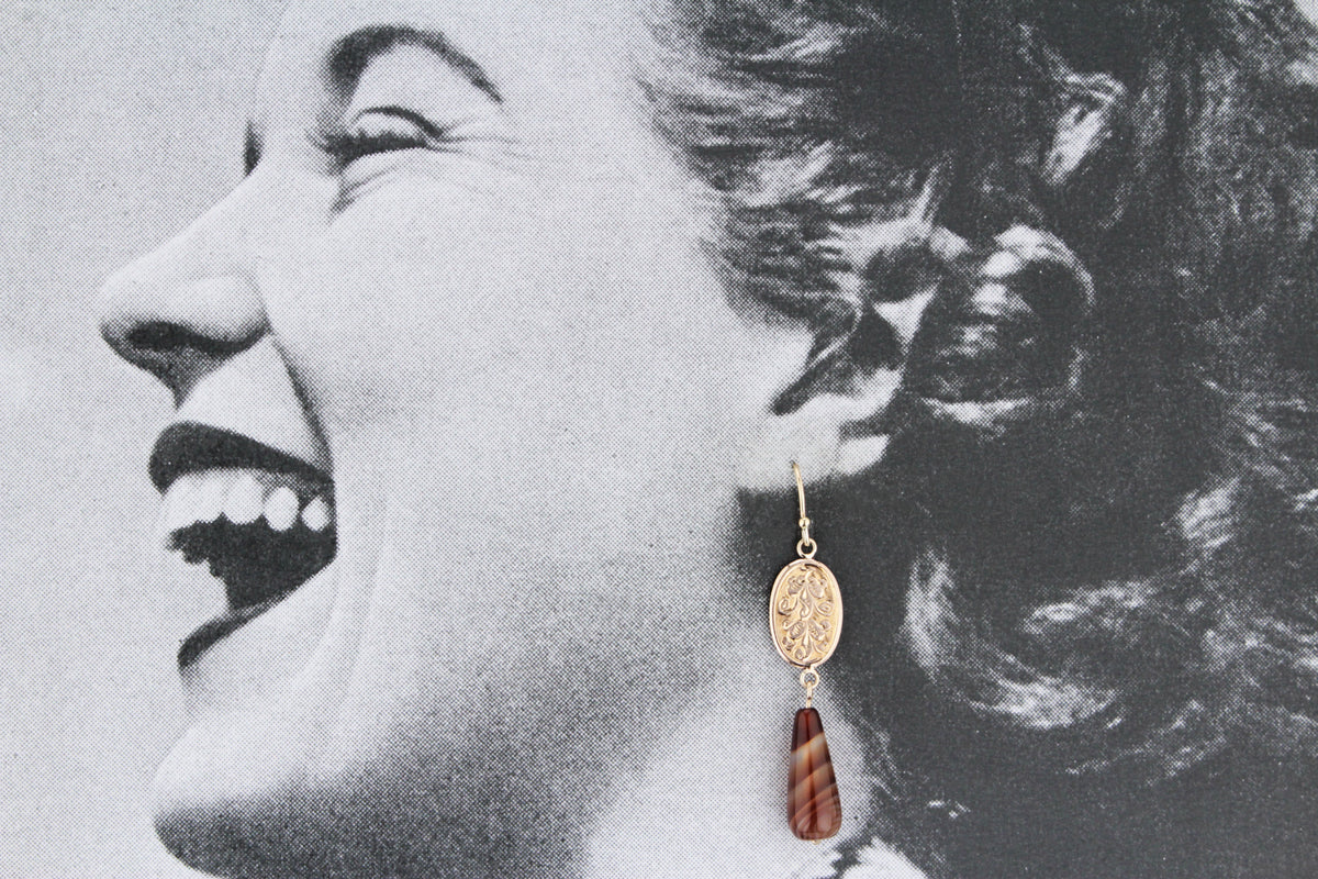 ANTIQUE EDWARDIAN 9ct GOLD EARRINGS WITH BANDED AGATE