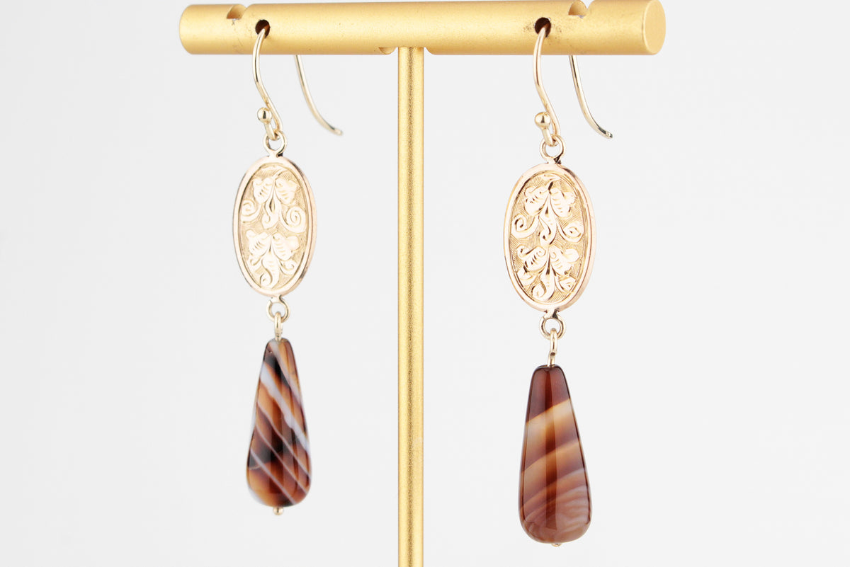 ANTIQUE EDWARDIAN 9ct GOLD EARRINGS WITH BANDED AGATE