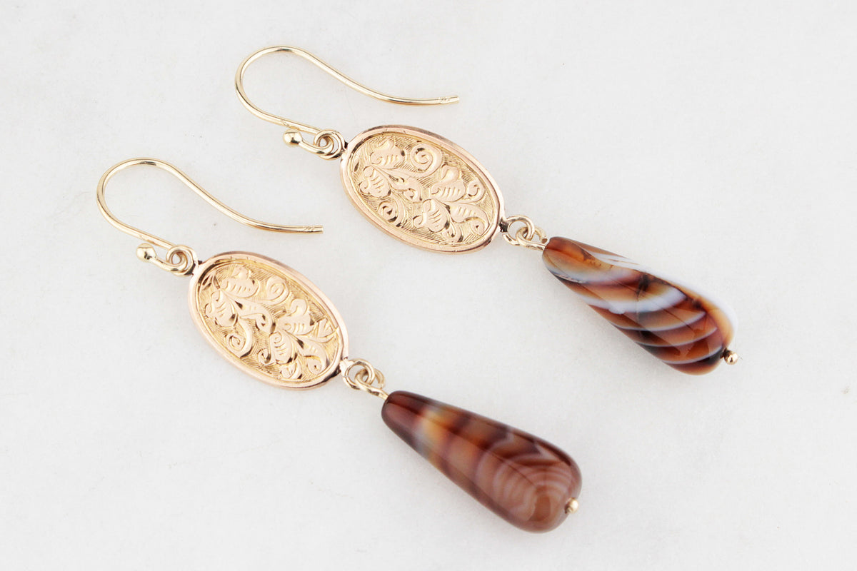 ANTIQUE EDWARDIAN 9ct GOLD EARRINGS WITH BANDED AGATE