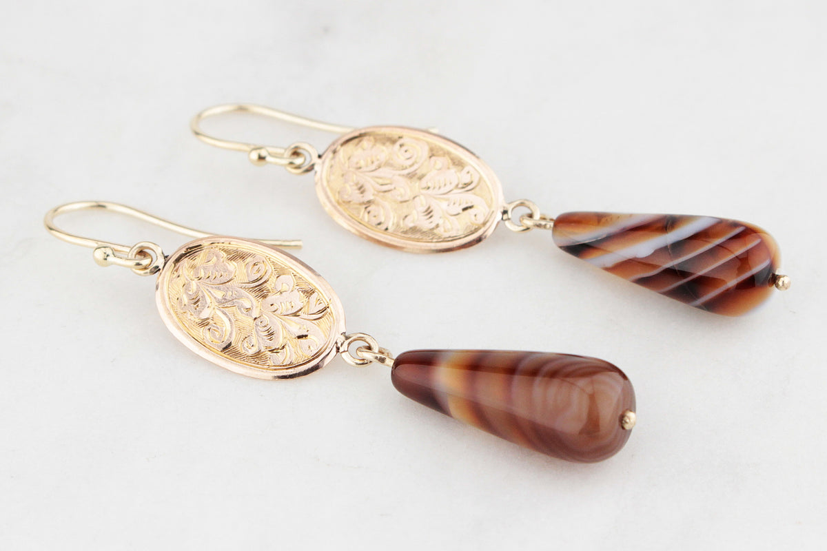 ANTIQUE EDWARDIAN 9ct GOLD EARRINGS WITH BANDED AGATE