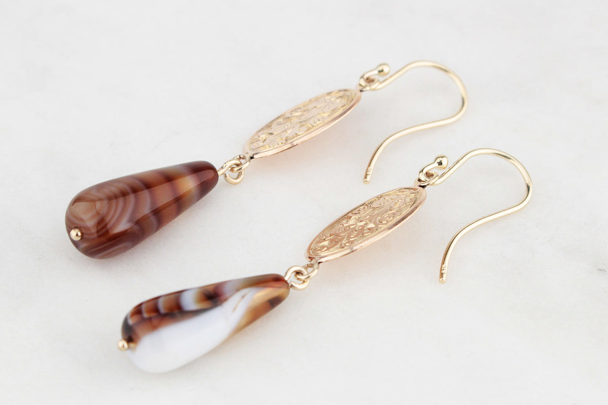 ANTIQUE EDWARDIAN 9ct GOLD EARRINGS WITH BANDED AGATE
