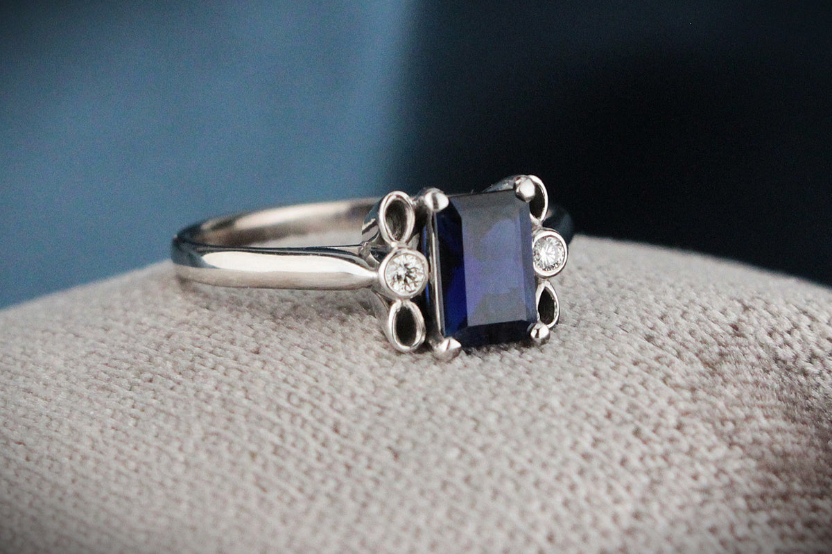VINTAGE AUSTRALIAN SAPPHIRE &amp; DIAMOND RING 18ct WHITE GOLD