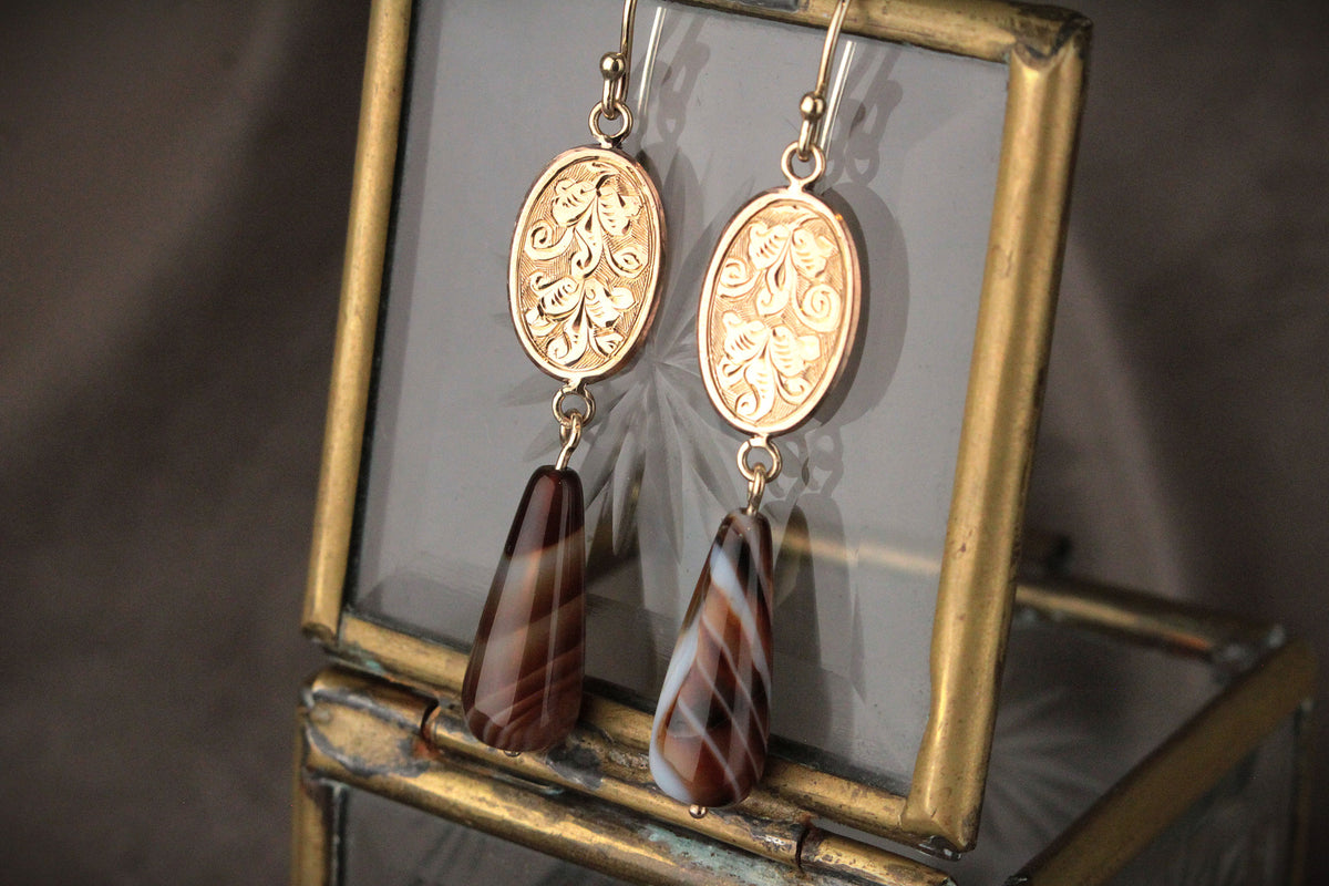 ANTIQUE EDWARDIAN 9ct GOLD EARRINGS WITH BANDED AGATE