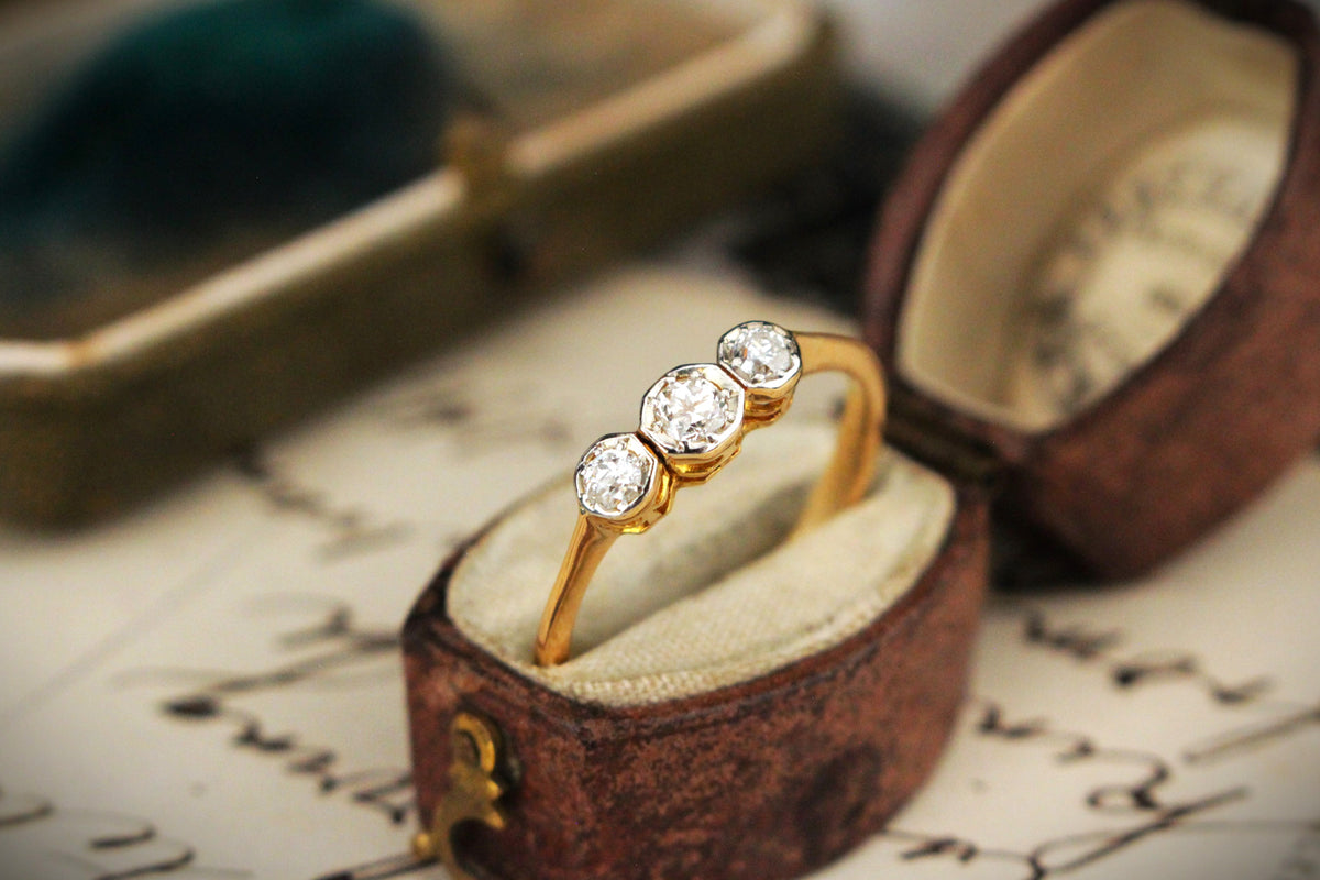 ANTIQUE EDWARDIAN c1910 DIAMOND TRILOGY RING 18ct YELLOW GOLD