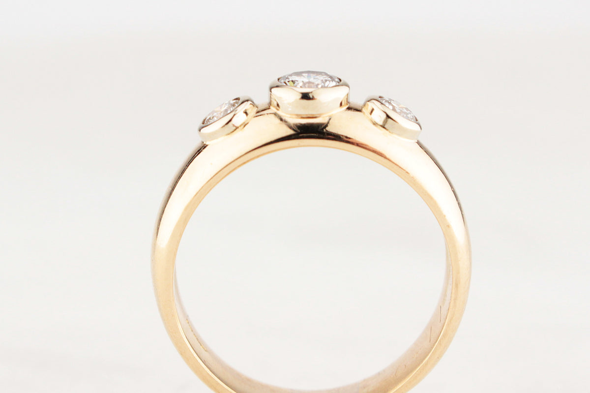 RETRO DIAMOND TRILOGY RING 18ct GOLD