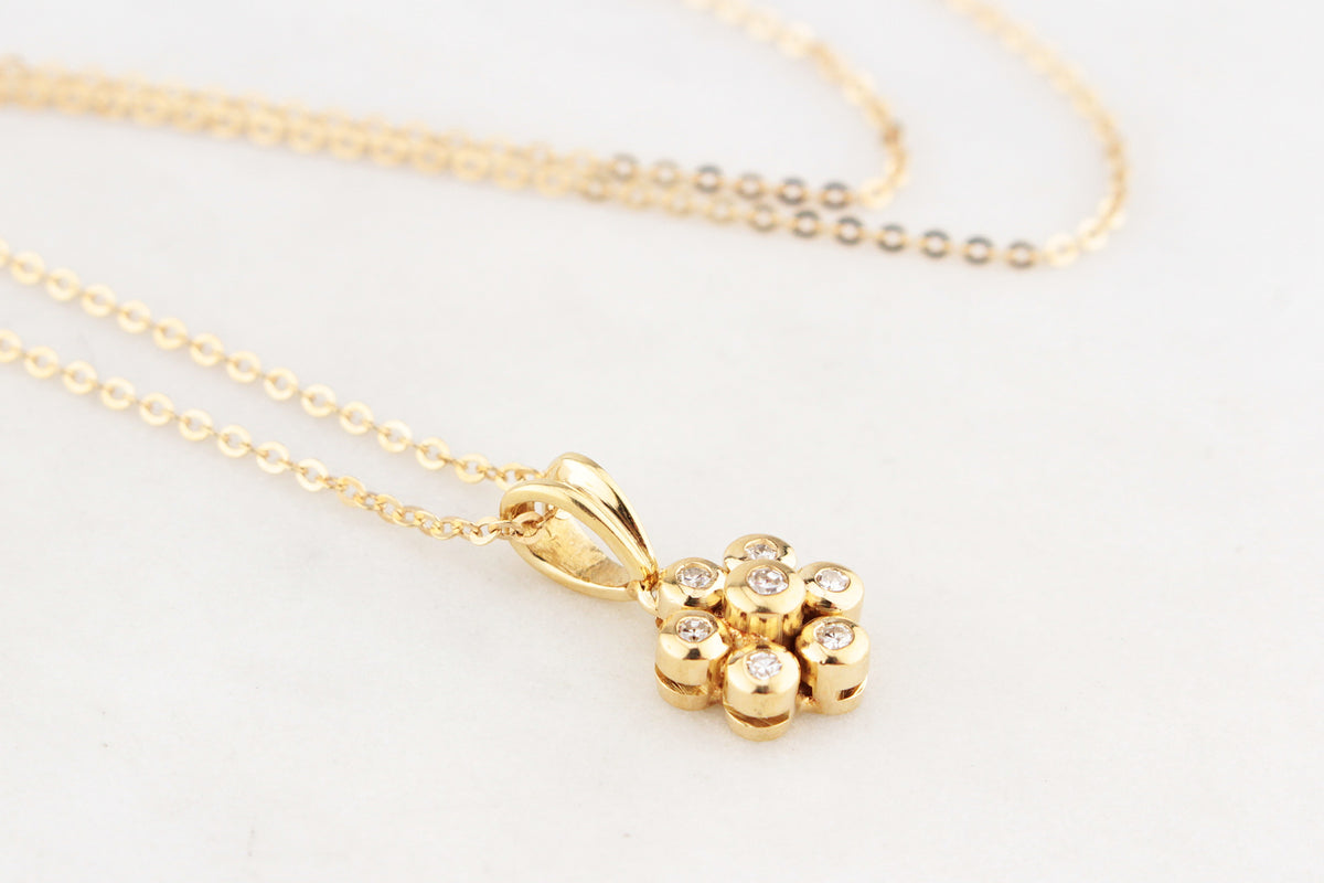 CONTEMPORARY ITALIAN DIAMOND PENDANT WITH CHAIN 18ct GOLD