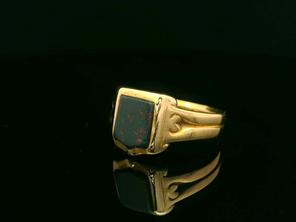 ANTIQUE VICTORIAN BLOODSTONE SHIELD SIGNET RING 18ct YELLOW GOLD