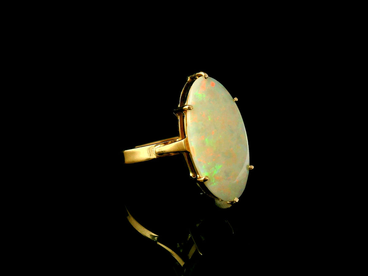 MID-CENTURY SOLID WHITE OPAL RING IN 14ct GOLD