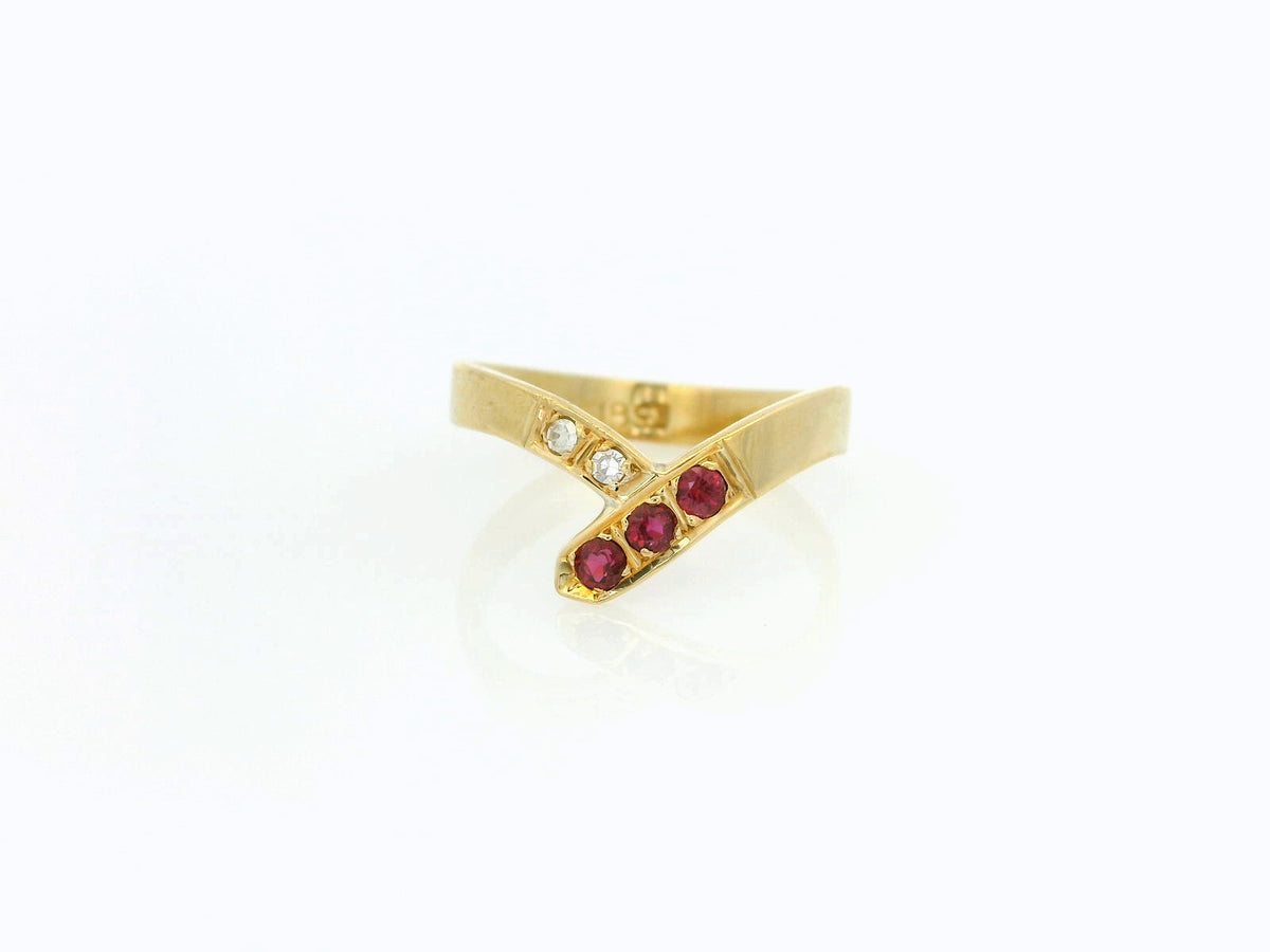 VINTAGE RUBY &amp; DIAMOND CHEVRON BAND 18ct GOLD