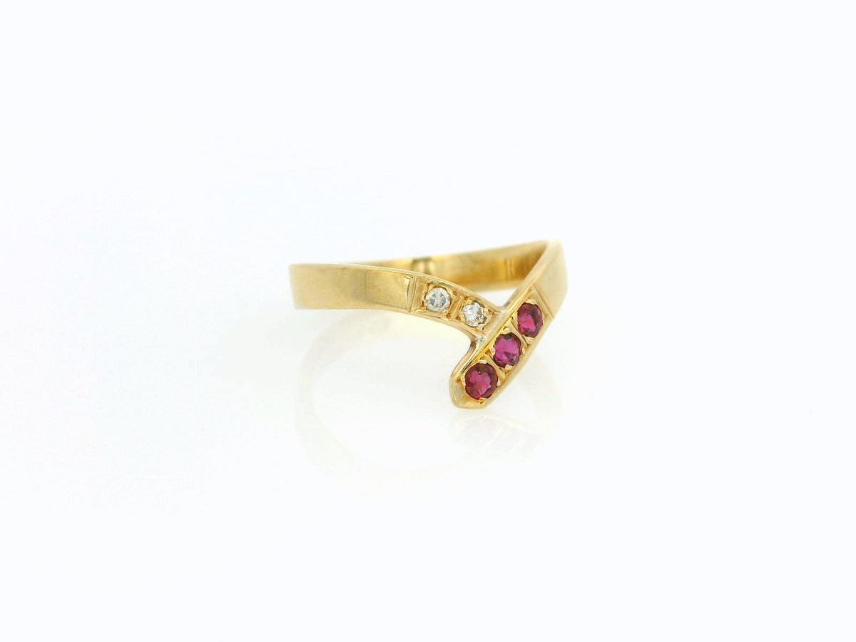 VINTAGE RUBY &amp; DIAMOND CHEVRON BAND 18ct GOLD