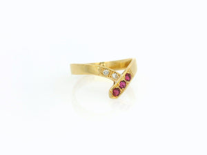 VINTAGE RUBY & DIAMOND CHEVRON BAND 18ct GOLD