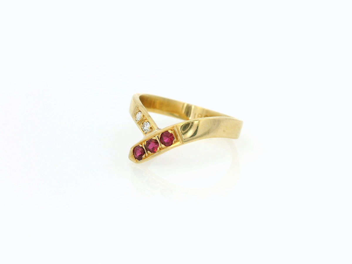 VINTAGE RUBY &amp; DIAMOND CHEVRON BAND 18ct GOLD