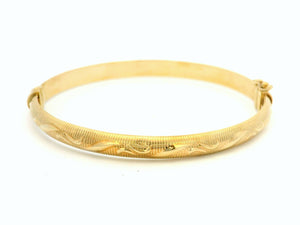 VINTAGE ETCHED HINGED BANGLE 9ct GOLD