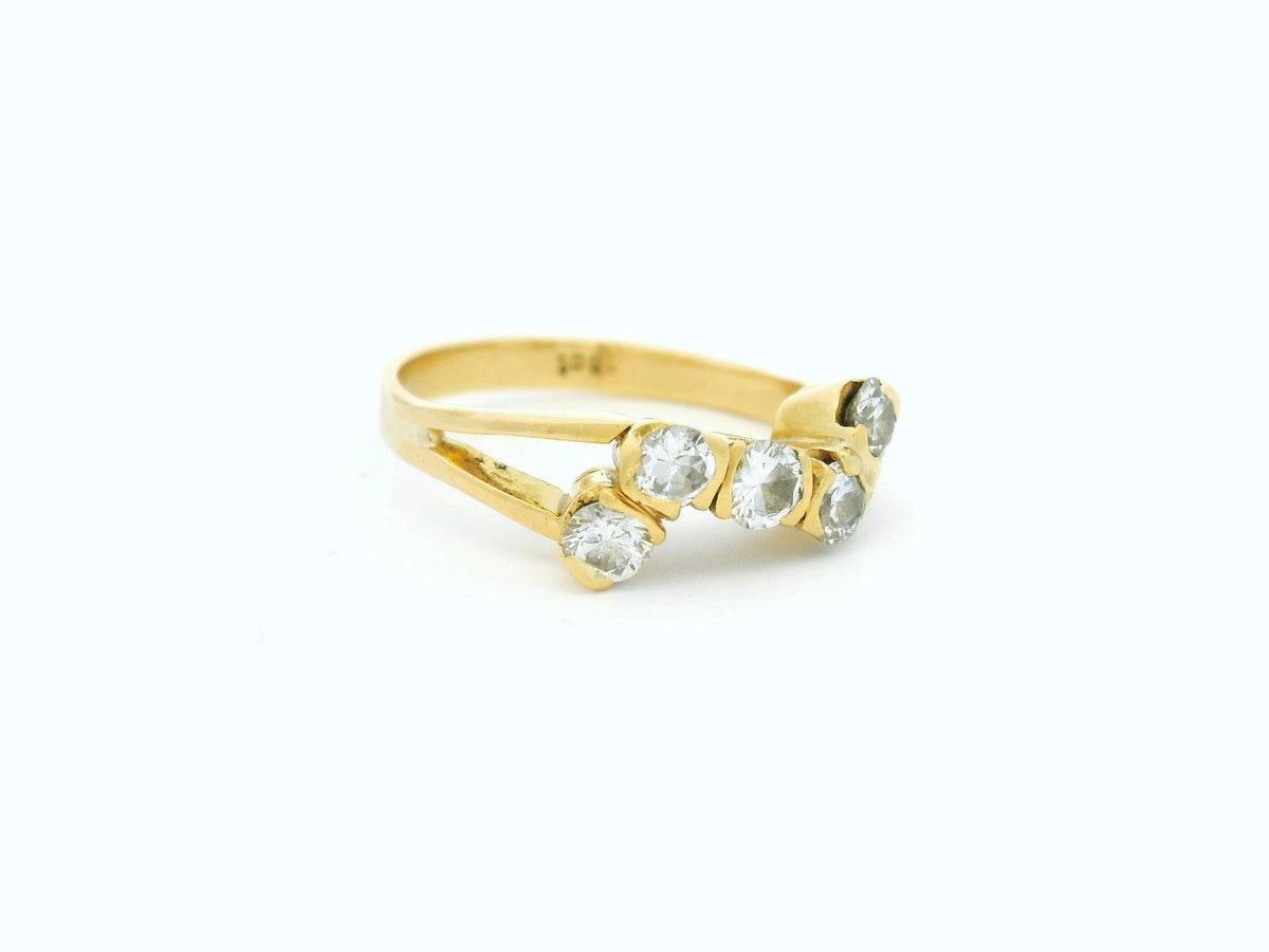 CONTEMPORARY FIVE STONE DIAMOND RING 18ct GOLD