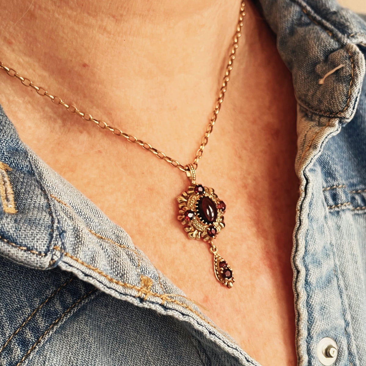 VINTAGE GARNET PENDANT IN 9ct GOLD