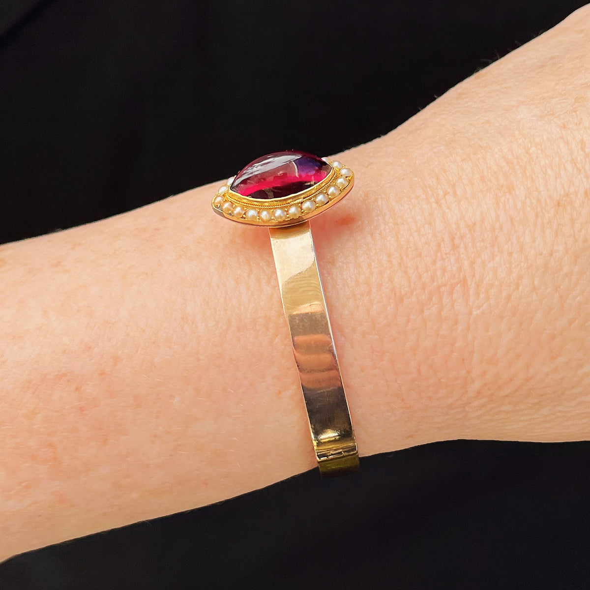 ANTIQUE EDWARDIAN GARNET &amp; SEED PEARL BANGLE 9CT GOLD